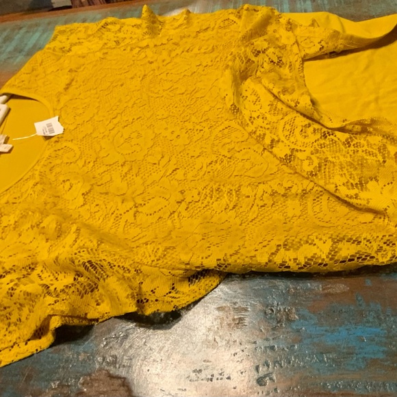 🌸🌸 Elegant Yellow Lace Blouse - Picture 4 of 5